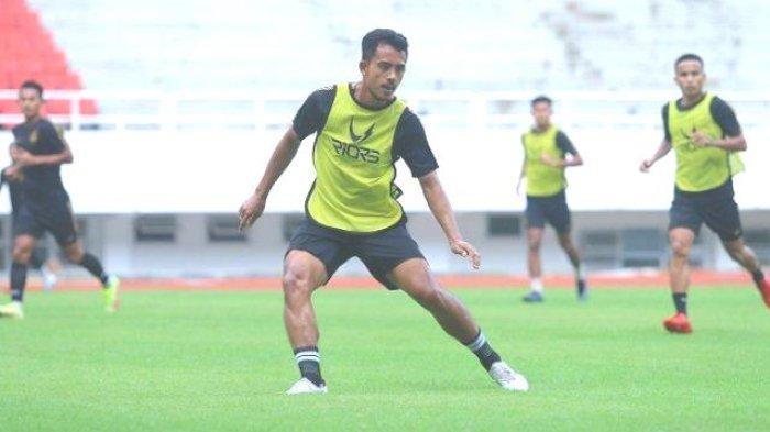 Taufik Hidayat menjalani latihan perdana bersama PSIS Semarang di Stadion Jatidiri, jelang putaran kedua BRI Liga 1 2021/2022, Senin (3/1/2021).