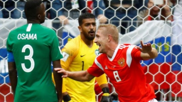 Pemain Rusia, Yury Gazinsky, bergembira setelah mencetak gol disaksikan pemain Arab Saudi, Osama Hawsawi (kapten tim) dan Abdullah Al-Mayouf, pada pertandingan perdana Piala Dunia 2018 di Stadion Luzhniki, Moskow, Rusia, Kamis (14/6/2018).