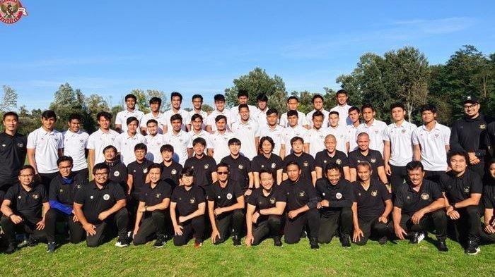 Pemain dan ofisial Timnas U-19 Indonesia melakukan foto bersama di Kroasia.