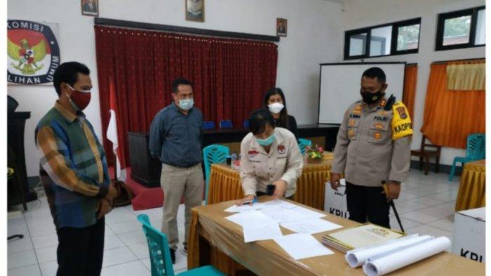 Pembukaan kotak suara tersebut dipimpin langsung Ketua KPU Sumba Barat, Sri Demu Alemina Br.Bangun, S.E didampingi empat komisoner KPU Sumba Barat lainnya yakni divisi teknis, Alexander Talo Popo.S.Kom,MM, divisi data, Ni Wayan Aryani M.Pd, divisi hukum, Teguh Rahardjo dan divisi parmas, Yohanes Namu serta hadir pula Kapolres Sumba Barat AKBP F.X Irwan Arianto S.I.K M.H didampingi Kasat Intelkam, Iptu Gaspar Kopong Keda S.H.