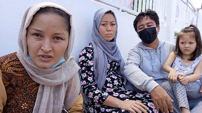 Kubra Hasani dan Hasana Husaini bersama suami, pengungsi Afghanistan di Kupang saat mereka melakukan aksi damai hari ketiga di kantor IOM di Kupang, Provinsi NTT, Senin (2/5/2021).