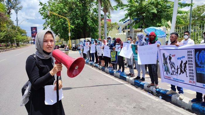 AKSI DAMAI – Para pengungsi Afghanistan yang tinggal di Kupang, Provinsi NTT, saat aksi damai ke-10 di Kantor Gubernur NTT, Kamis (28/10/2021) siang.