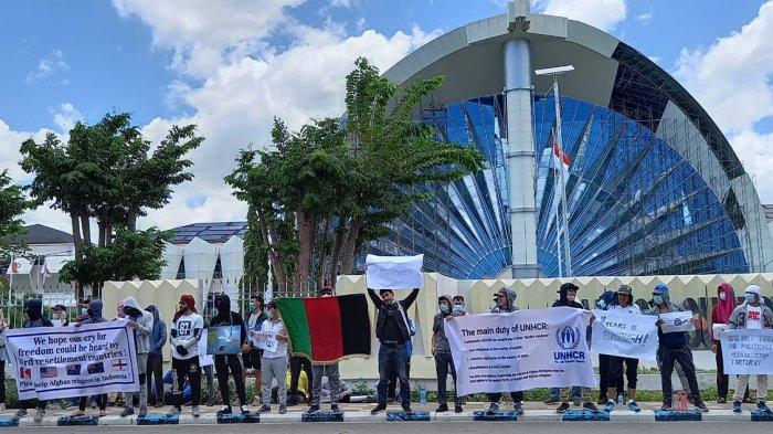 AKSI DAMAI – Para pengungsi Afghanistan yang tinggal di Kupang, Provinsi NTT, saat aksi damai ke-10 di Kantor Gubernur NTT, Kamis (28/10/2021) siang.
