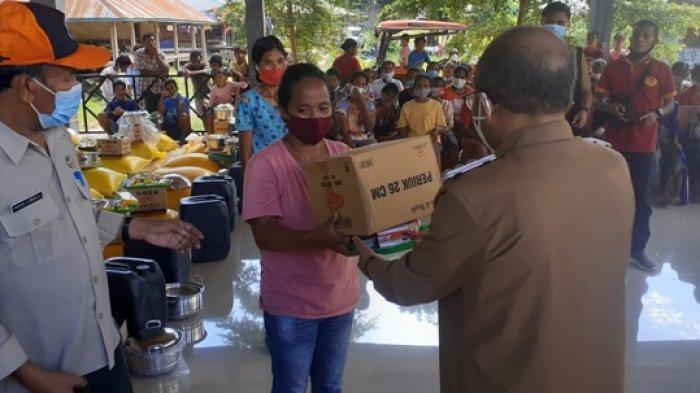 Foto Penjabat Bupati Sumba Barat, Cosmas Damianus Lana, S.H, M.Si menyerahkan bantuan kepada warga korban banjir bandang Wanokaka di Kediaman Kepala Desa Baliloku, Kecamatan Wanokaka, Sumba Barat, Senin (12/4/2021) siang