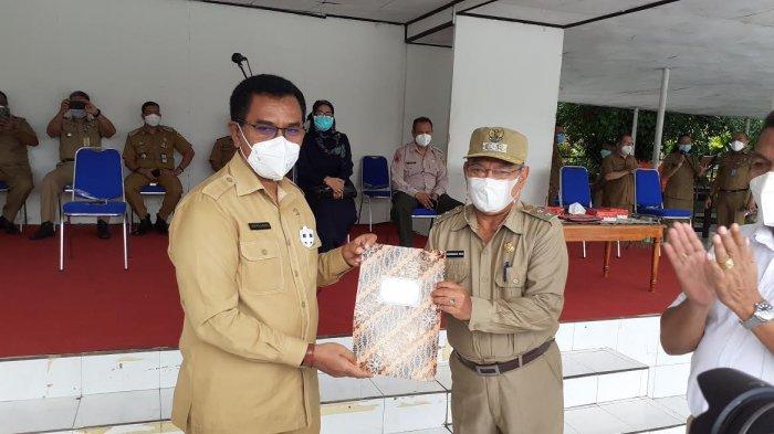 Penyerahan SK Nakes 3T dari Sekda Pemprov NTT, Benediktus Polo Maing kepada Wakil Walikota Kupang, Hermanus Man saat apel penyerahan 100 Nakes, Senin 22 Februari 2021.