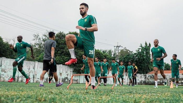 Aryn Williams beserta pemain Persebaya Surabaya lainnya melakukan pemanasan sebelum memasuki menu latihan pada Senin (5/10/2020) sore.