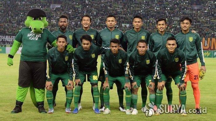 Tim Persebaya Surabaya saat akan berlaga melawan Persis Solo di Stadion Gelora Bung Tomo.