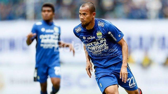 Aksi bek Persib Bandung, Supardi Nasir, saat tampil melawan Sriwijaya FC pada partai pembukaan Piala Presiden 2018 di Stadion Gelora Bandung Lautan Api, Kab. Bandung, Selasa (16/1/2018).