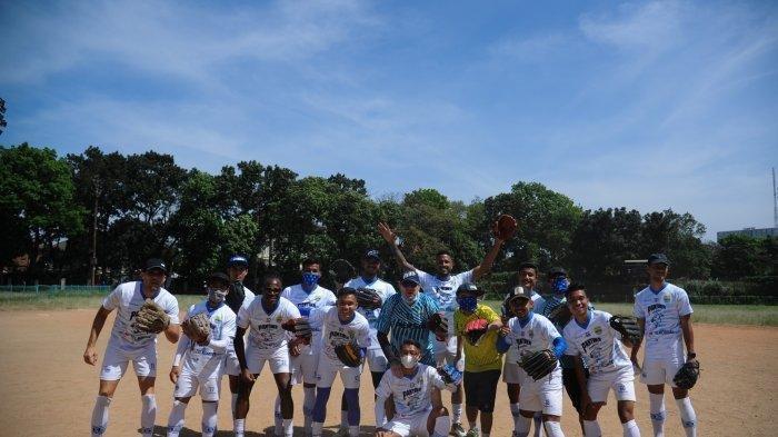 Tim Persib Bandung mendatangi lapangan softball di SOR Lodaya.
