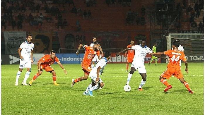 Persib Bandung semakin dekat ke lima besar setelah berhasil membawa pulang tiga poin dari markas Borneo FC pada pertandingan pekan ke 32 Liga 1 2019 di Stadion Segiri, Samarinda, Rabu (11/12/2019).