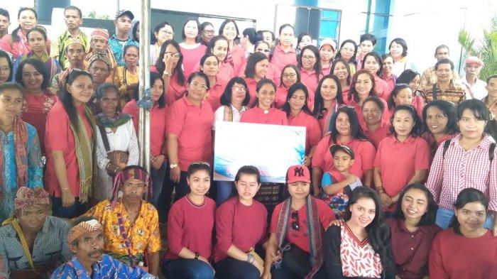 Nampak PerwabaNTT sedang melakukan foto bersama dengan jemaat Gereja Fatusion