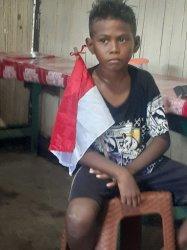 Pesawat Presiden Jokowi Mendarat, Siswa SD di Sikka Ini Lari Sambil Pegang Bendera Merah Putih