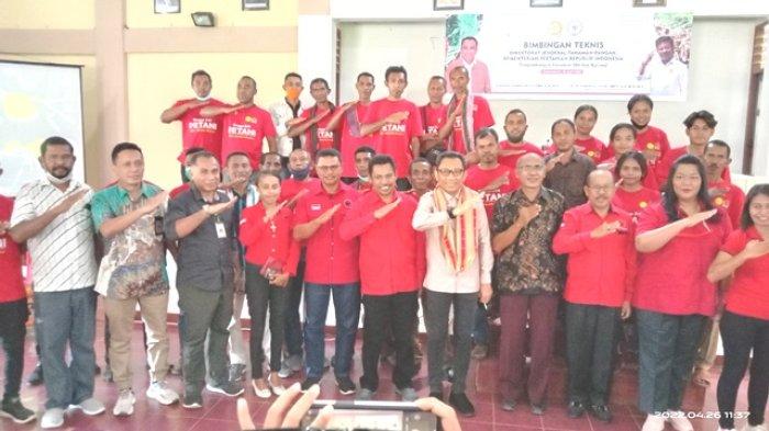 Pose bersama para peserta Bimtek bersama, pegawai Dirjen Tanaman Pangan Kementan RI, para Pemateri dan Anggota DPR RI Fraksi PDI Perjuangan, Yohanis Fransiskus Lema, Senin, 26/04/2022.