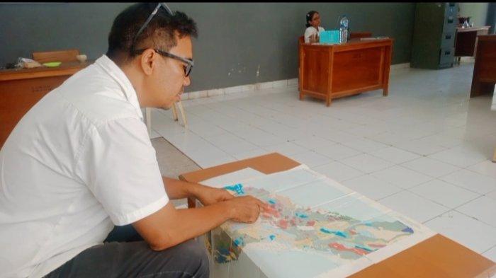 Petugas di Dinas ESDM NTT sedang menunjukkan peta sebaran potensi terjadi semburan gunung api lumpur di wilayah Pulau Timor. Rabu 1 Juni 2022.