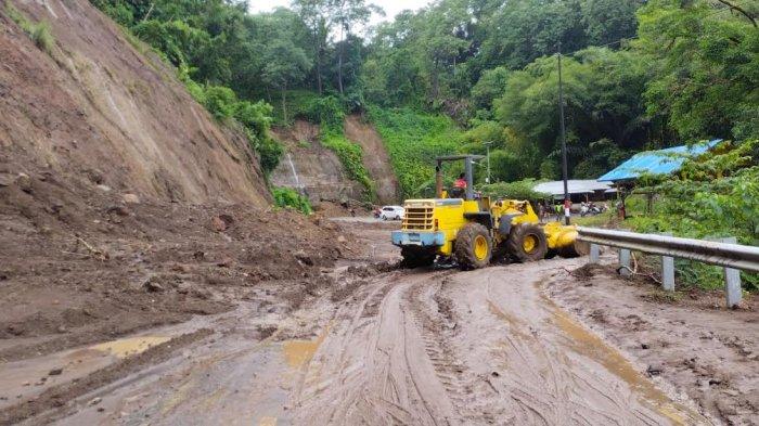 Petugas sedang bersihkan material longsor di Kilometer 21, jalan nasional Ende - Maumere, Selasa 22 Februari 2022.