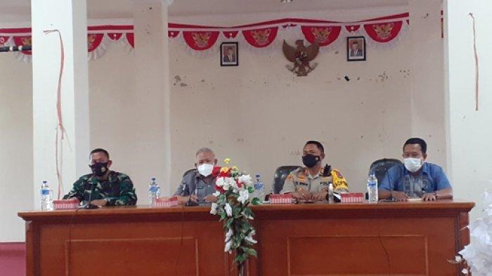 Plh Bupati Sumba Barat, Drs.Daniel B.Pabala bersama Kapolres Sumba Barat, AKBP FX Irwan Arianto dan Perwakilan Kodim 1613 Sumba Barat, Mayor Caj.Mulyono memimpin pertemuan dengan para camat, lurah dan kepala desa di aula kantor bupati Sumba Barat, Jumat (19/3/2021).