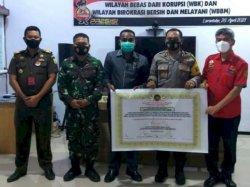 Kapolres Flotim, AKBP I Gusti Putu Suka Arsa saat menandatangani zona integritas WBK dan WBBM