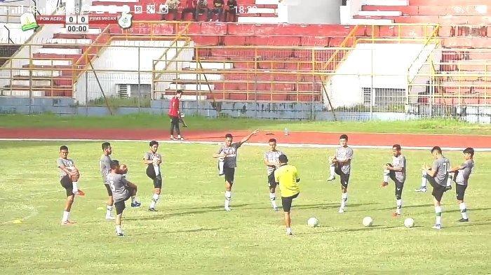 PSMS Medan saat pemanasan sebelum laga ujicoba dengan tim PON Aceh berlangsung di Stadion Harapan Bangsa, Jumat (25/6/2021).