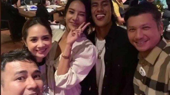 Tangkapan layar Raffi Ahmad tak terapkan protokol kesehatan usai vaksin. Netizen sayangkan tindakan Raffi.(Tangkapan layar Instagram/Anyageraldine)