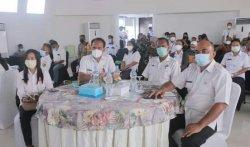 Deputi Bidang Pengelolaan Potensi Perbatasan BNPP RI, Drs. Robert Simbolon, MAP didampingi Bupati Belu, dr. Agus Taolin, Sp.PD saat memimpin rakor dan Konfirmasi Rencana Aksi Pelaksanaan Instruksi Presiden (Inpres) Nomor 1 Tahun 2021 di Lantai III PLBN Motaain, Rabu (5/5/2021).