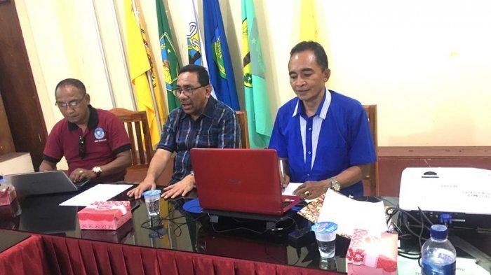Suasana rapat Asprov PSSI NTT dipimpin Exco PSSI NTT, Ir. Moh Ansor dan Sekum PSSI NTT, Drs. Lambertus Ara Tukan, MM, Sabtu 18/1/2019 (Pos Kupang.com/Ferry Ndoen
