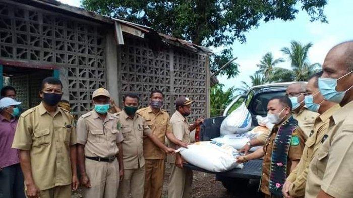 Wakil Bupati Ngada, Raymundus Bena menyerahkan bantuan beras kepada warga terdampak bencana di Kecamatan Golewa Selatan, Senin 19 April 2021