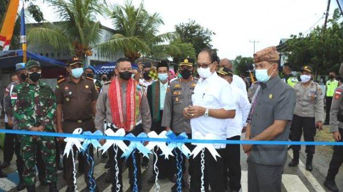Resmikan Kampung Tangguh Tertib Lalu Lintas- Bupati TTU, Forkopimda Kabupaten TTU dan Ketua Tim Penilai Korlantas Polri saat meresmikan Kampung Tangguh Tertib Lalu Lintas, di Kelurahan Kefamenanu Selatan, Rabu, 09/03/2022