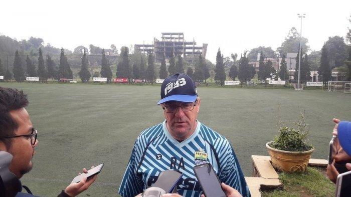 Robert Alberts setelah memimpin latihan Persib Bandung di Lapangan Inspire Arena, Senin (27/1/2020). Robert mengaku sudah punya siasat untuk mengatasi krisis striker setelah satu pemainnya, Beni Oktovianto, mengundurkan diri karena ingin menikah.