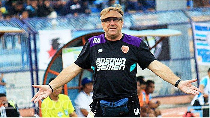 Pelatih PSM Makassar, Robert Rene Albert memberikan dukungan penuh terhadap timnya ketika melawan Persela Lamongan pada laga lanjutan Liga 1 2018 di Stadion Surajaya Lamongan, Jumat (10/8/2018).