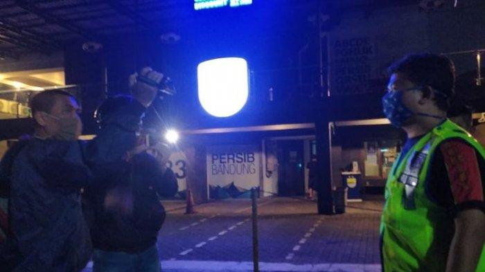 Salah seorang saksi mata, yang juga petugas keamanan Graha Persib memberikan keterangan kepada awak media mengenai kronologis aksi perusakanyang dilakukan ratusan oknum tidak bertanggung jawab di depah Gedung Graha Persib, JL Sulanjana, Kota Bandung, Senin (26/4/2021) dini hari WIB.