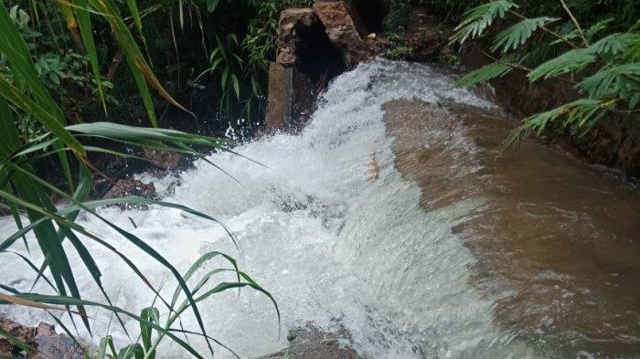 Saluran irigasi Bendung Wae Mokel Kanan II terlihat jebol.