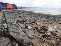 Sampah Berserakan di Hamparan Pantai Warna Warni Oesapa