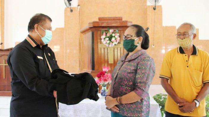 SERAHKAN BANTUAN-- Sekretaris Daerah Kota Kupang, Fahrensy P Funay l menyerahkan bantuan alat perlengkapan ibadah di Gereja GMIT Eklesia Lasiana, Jumat (18/9/2020).