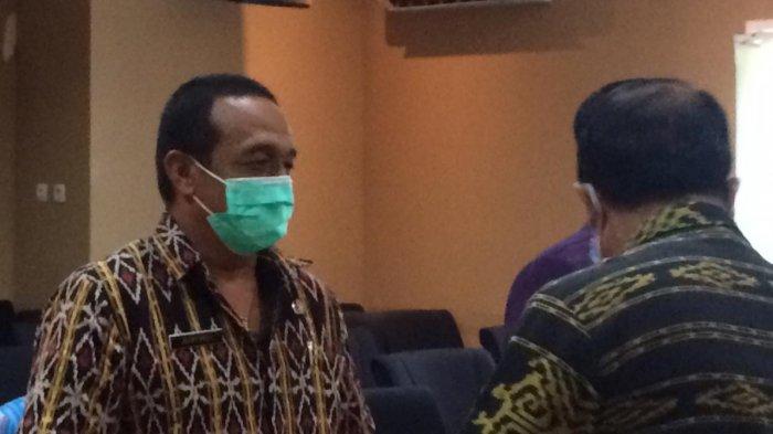 PENYERAHAN SIMBOLIS -- Sekretaris Daerah Kota Kupang, Fahrensy P Funay menyerahkan DPA secara simbolis pada pimpinan perangkat daerah di Ruang Garuda Kantor Wali Kota Kupang, Kamis (28/1).