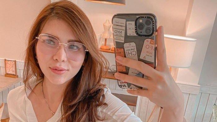 Selebgram Cindy Mamesah melaporkan rekannya sesama selebgram Aretha Mozza dan Max ke Bareskrim Mabes Polri terkait bisnis dan invenstasi bodong, Senin (15/2/2021).