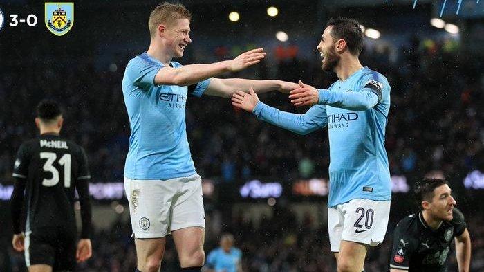 Selebrasi Kevin de Bruyne bersama Bernardo Silva berselebrasi usai mencetak gol ke gawang Burnley dalam laga Piala FA putaran keempat di Stadion Etihad, Sabtu (26/1/2019).