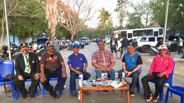 Wakil Ketua KONI NTT, Ir. M Ansor, bersama anggota DPRD NTT, pejabat dari Lanud El Tari Kupag dan Sekjen PSSI NTT, Lambert Tukan , MM, di Lapangan TNI Au, Penfui, Kupang