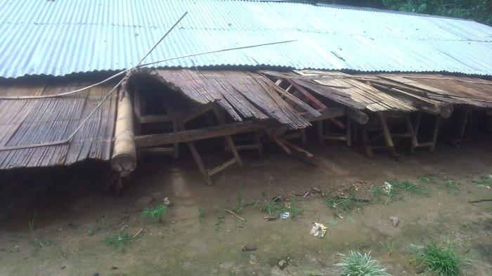 Terlihat gedung darurat ambruk.
