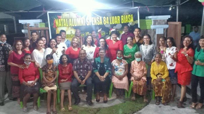 Alumni SMP Negeri 1 Kupang angkatan 1984 atau Spensa 84 Luar Biasa bersama penerima bantuan dalam acara Natal Bersama di Kupang, NTT, Jumat (18/12/2020)