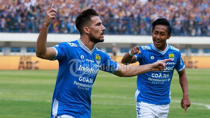 Striker Persib Bandung, Jonathan Bauman melakukan selebrasi usai mencetak gol ke gawang Sriwijaya FC di pekan ke-19 Liga 1 2018, Sabtu (4/8/2018)