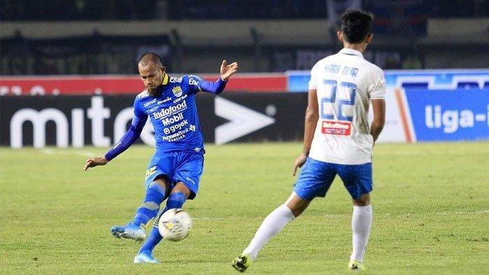 Pemain Persib Bandung, Supardi Nasir, dalam laga melawan PSIS Semarang di Stadion Si Jalak Harupat, Bandung, Rabu (6/11/2019)