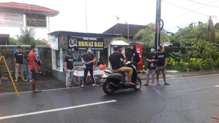 Komunitas suporter Bali United, Brigaz Bali, bagi-bagi nasi bungkus di Jimbaran, Sabtu 27 Februari 2021.
