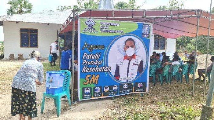 Seorang warga mencuci tangan sebelum masuk ke lokasi pengobatan dan pemeriksaan gratis dalam rangka HUT-34 KSP Kopdit Swasti Sari di Desa Tamma Kecamatan Pahunga Lodu Kabupaten Sumba Timur, Sabtu 29 Januari 2022.