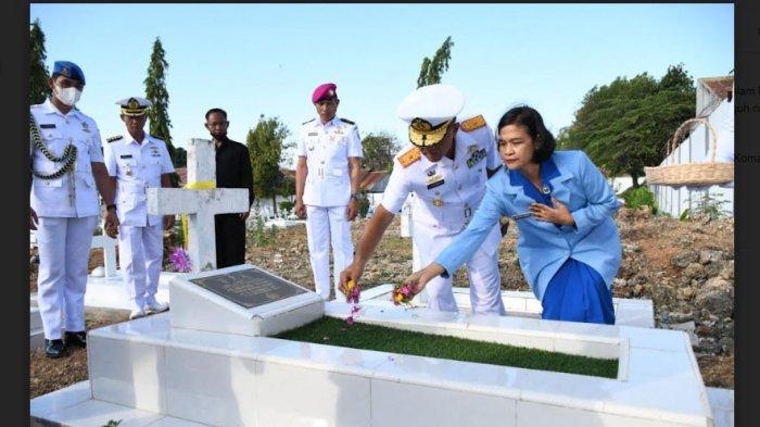 TABUR BUNGA - Danlantamal VII Laksamana Pertama (Laksma) TNI Dr. Heribertus Yudho Warsono, S.E., M.M., M.Tr.Opsla., CHRMP., CIQnR., CIQaR., CRMP. bersama ibu saat tabur bunga di Taman Makam Pahlawan (TMP) Dharma Loka, Jalan Timor Raya, No. 59, Pasir Panjang, Kupang, NTT, Jumat (9/9/2022).