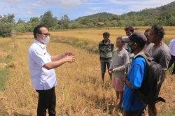 Bupati Belu, dr. Taolin Agustinus, Sp.PD bertemu petani di Tulakadi, Rabu 5 Mei 2021.