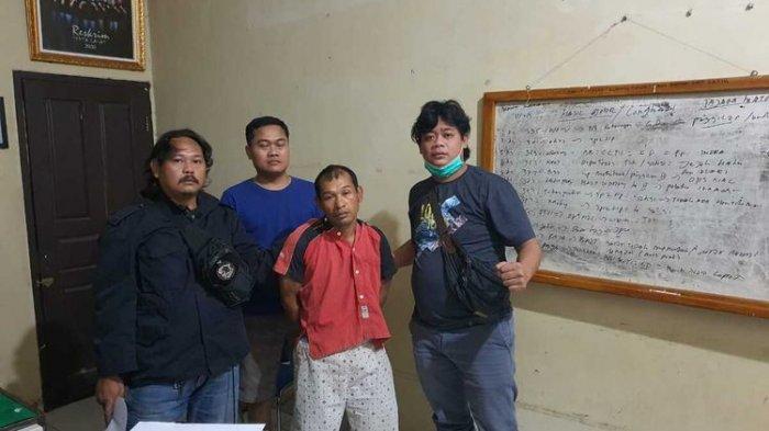 Tersangka Junaidi (44) pelaku penusukan temannya sendiri saat berada di Polres Lahat. Junaidi diketahui menusuk Darsan hingga tewas, karena malu celananya dipeloroti saat menghadiri acara hajatan di desa. (HANDOUT)