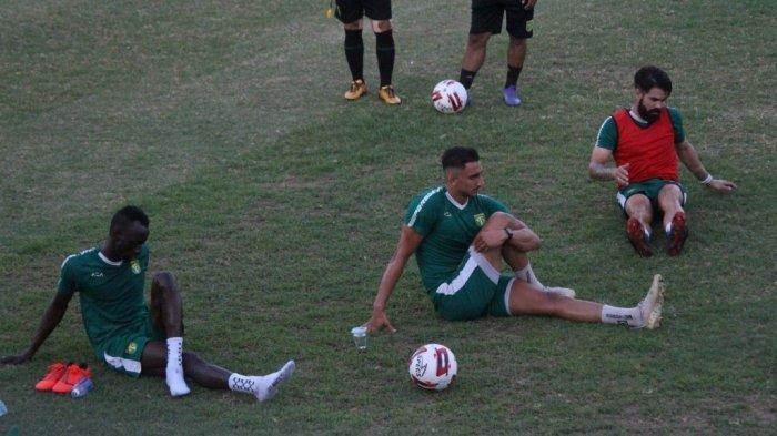 Tiga pemain asing Persebaya telah berkumpul dalam latihan tim. Terbaru ada Mahmoud Eid mengikuti agenda persiapan di Stadion Pusaka, Senin (7/9/2020).