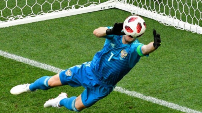 Kiper Rusia Igor Akinfeev menjadi pahlawan yang meloloskan Rusia ke perempatfinal Piala Dunia 2018 setelah mementahkan dua tendangan penalti Spanyol.