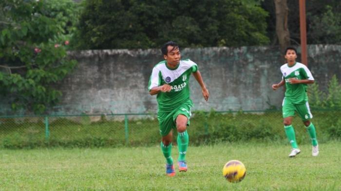 Tri Yudha Handoko saat berkostum PSMS. Ayah Yudha yang juga legenda PSMS, Posan Makmur, meninggal dunia, Minggu (16/5).
