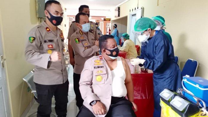 Wakapolda NTT Brigjen Pol. Drs. A.Kliment Dwikorjanto, M.Si., saat menjalani vaksinasi Covid-19 sinovac tahap II di RS Bhayangkara Titus Uly Kupang, Rabu (17/2).Â